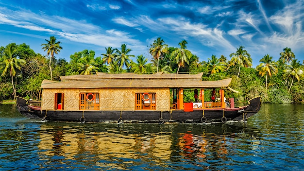 Casa galleggiante sugli stagni del Kerala, India