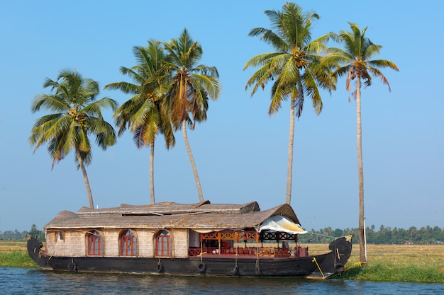 Casa galleggiante sugli stagni del Kerala, India