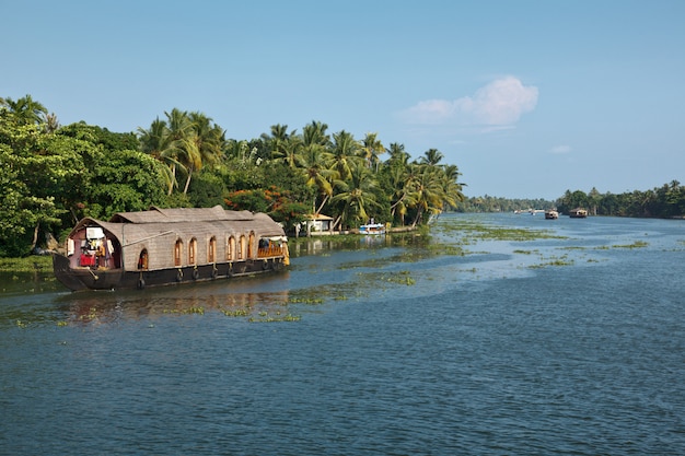 Casa galleggiante sugli stagni del Kerala, India