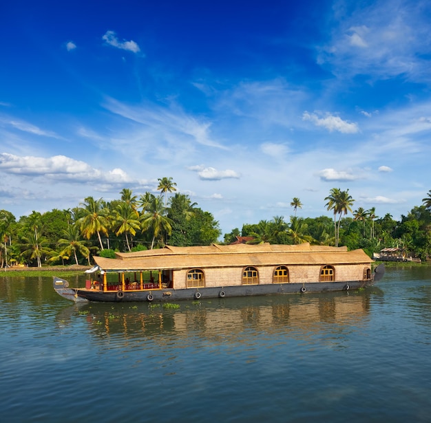 Casa galleggiante sulle lagune del Kerala India