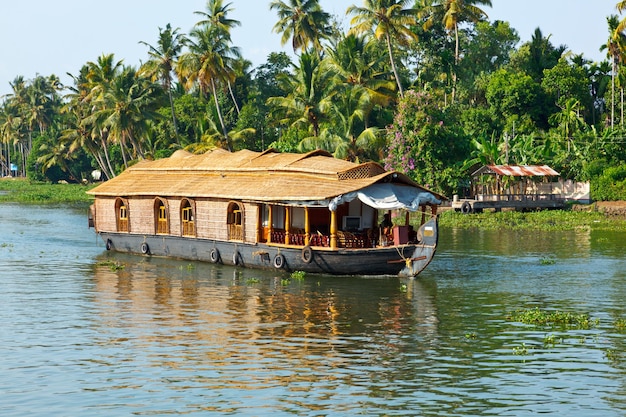 Casa galleggiante sulle lagune del Kerala India