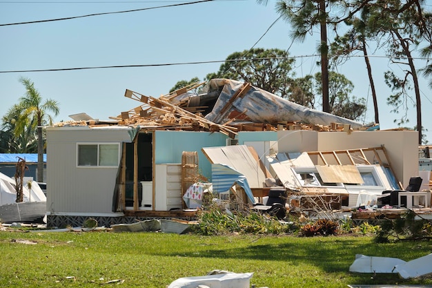 Casa gravemente danneggiata dopo l'uragano Ian nella zona residenziale della casa mobile della Florida Conseguenze del disastro naturale