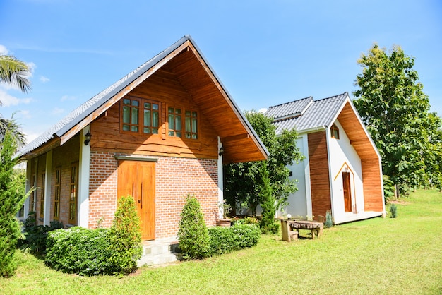 Casa in giardino con giorno d'estate - casa di paesaggio in fattoria nel campo verde