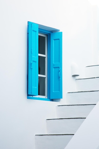 Casa in Grecia con persiane blu