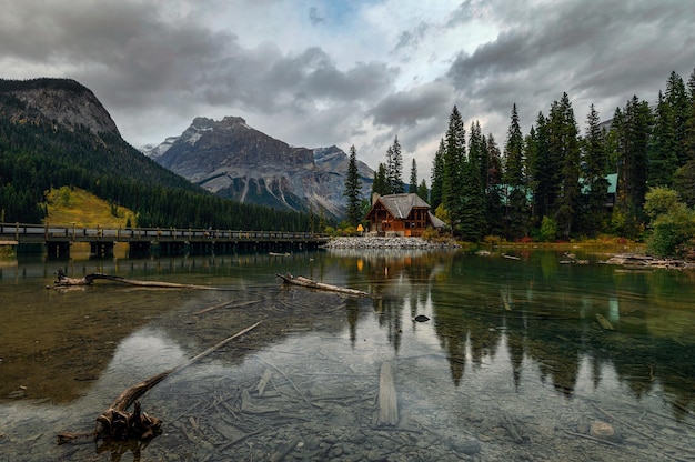 Casa in legno con montagna rocciosa nella foresta di pini al lago Smeraldo, parco nazionale Yoho, Canada