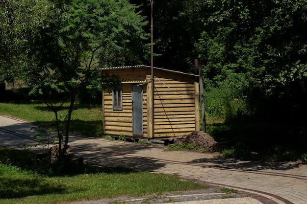 Casa in legno nel parco estivo