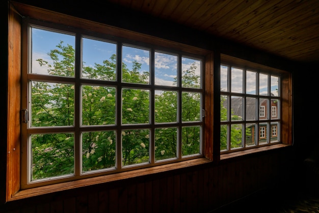 Casa in legno nella foresta. Costruzione individuale di cottage.