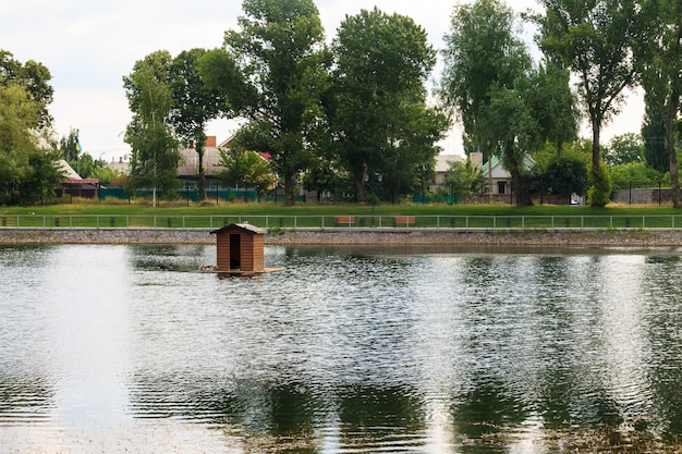 Casa in legno per cigni su un lago nel parco cittadino