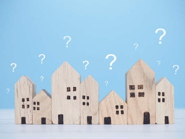Casa in miniatura con icone del punto interrogativo Il concetto di scelta della casa adatta per pianificare la vita in futuro Immobiliare
