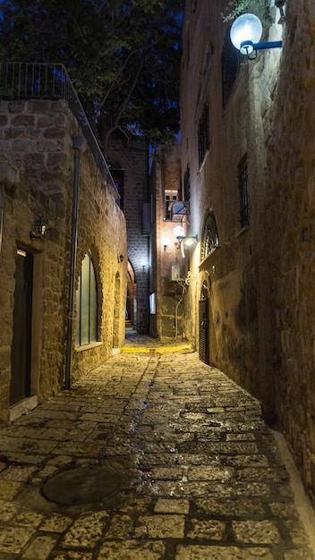 Casa in pietra bianca sulla strada stretta di Old Yafo (Jaffa) di notte. Tel Aviv, Israele.