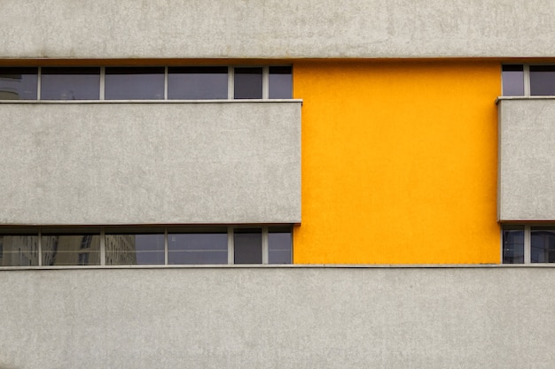 Casa in pietra con un inserto giallo per un'iscrizione, in primo piano