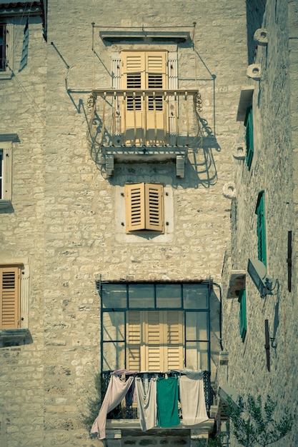 Casa in pietra di Sibenik, Croazia. Scatto filtrato verticale