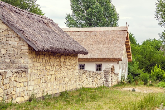 Casa in pietra ucraina sotto un tetto di paglia