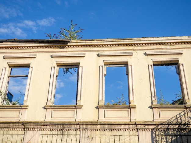 Casa in rovina abbandonata inadatta all'abitazione Città vecchia Ristrutturazione necessaria Pericolosa