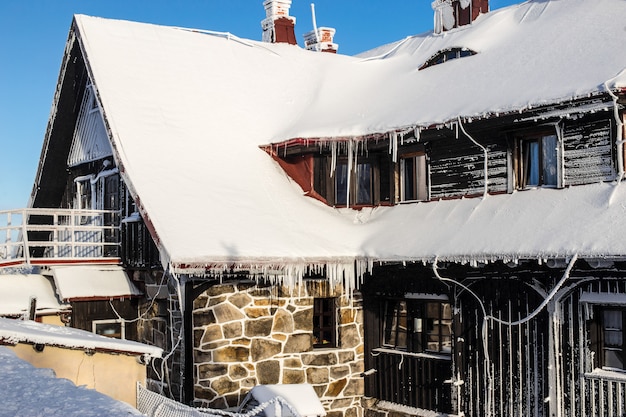 Casa innevata in condizioni invernali rigide.