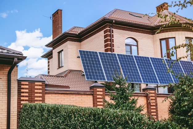 Casa moderna con pannelli solari installati