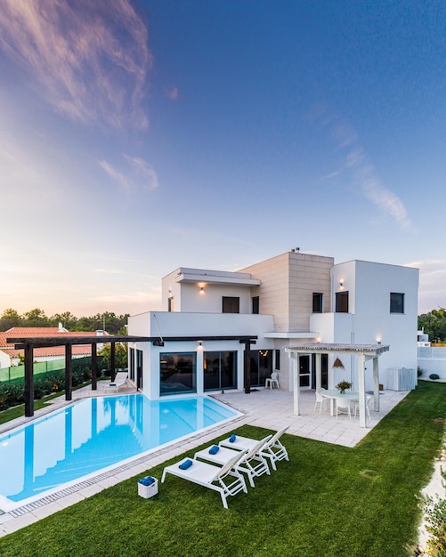 Casa moderna con piscina giardino e pergolato in legno