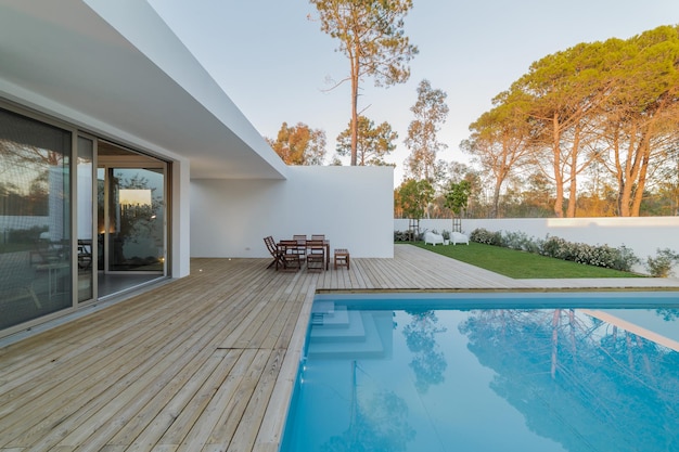 Casa moderna con piscina in giardino e terrazza in legno