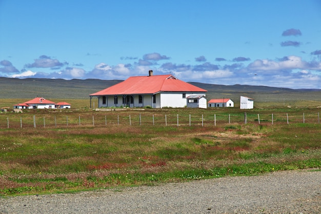 Casa nel campo vicino alla strada