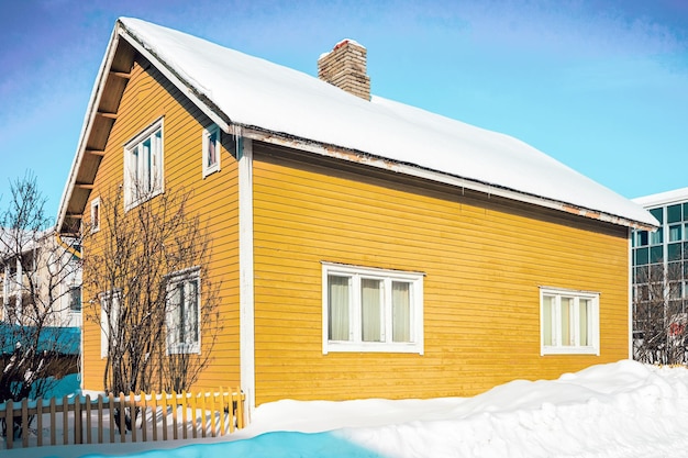 Casa nell'inverno della neve in Finlandia in Lapponia a Natale.