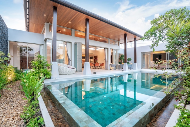 Casa o casa edificio Esterno e interior design che mostra villa con piscina tropicale con giardino verde e camera da letto