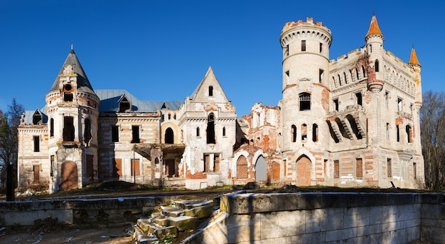 Casa padronale abbandonata della Russia medievale