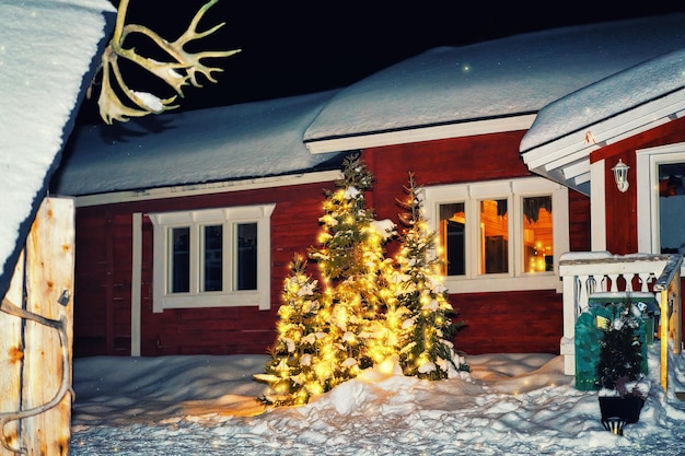 Casa presso l'allevamento di renne in inverno Rovaniemi, Lapponia, Finlandia. Nevicate notturne. Tonico