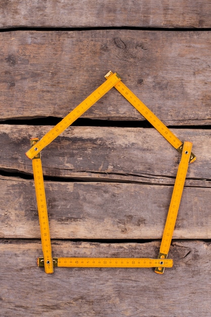 Casa realizzata con righello pieghevole giallo