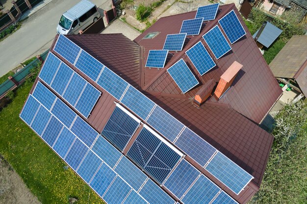 Casa residenziale con tetto ricoperto di pannelli solari fotovoltaici per la produzione di energia elettrica ecologica pulita in un'area rurale suburbana Concetto di casa autonoma