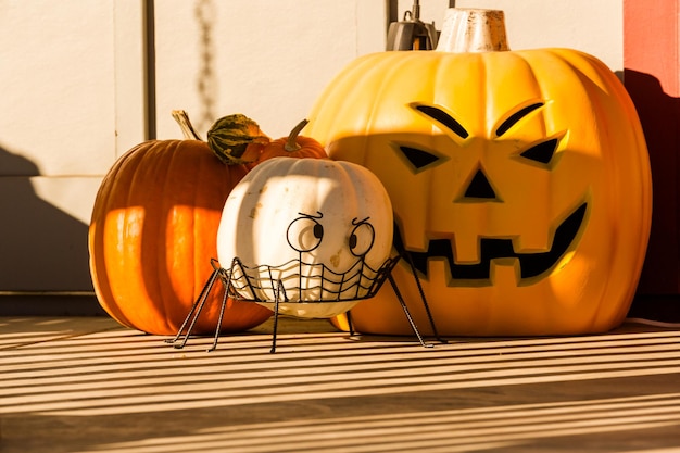 Casa residenziale decorata per le vacanze di Halloween.