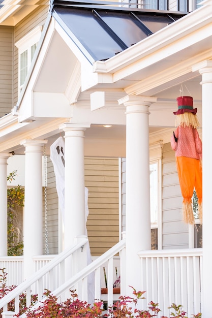 Casa residenziale decorata per le vacanze di Halloween.