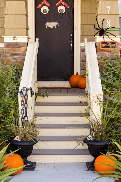 Casa residenziale decorata per le vacanze di Halloween.