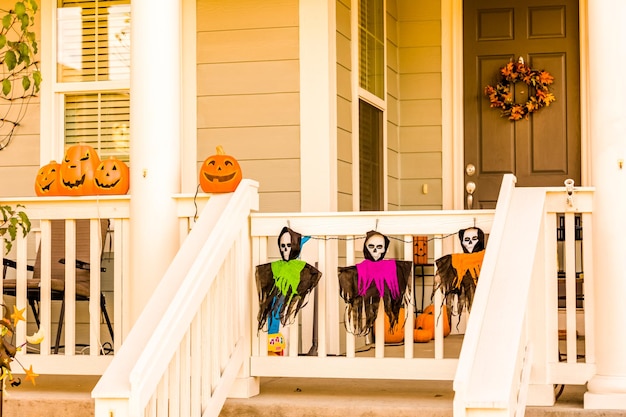 Casa residenziale decorata per le vacanze di Halloween.