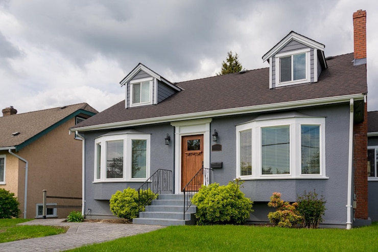 Foto casa residenziale media con prato verde in una giornata nuvolosa in canada