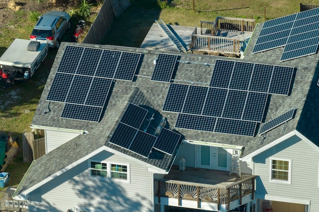 Casa residenziale negli Stati Uniti con tetto coperto da pannelli solari fotovoltaici per la produzione di energia elettrica ecologica pulita nell'area rurale suburbana Concetto di casa autonoma