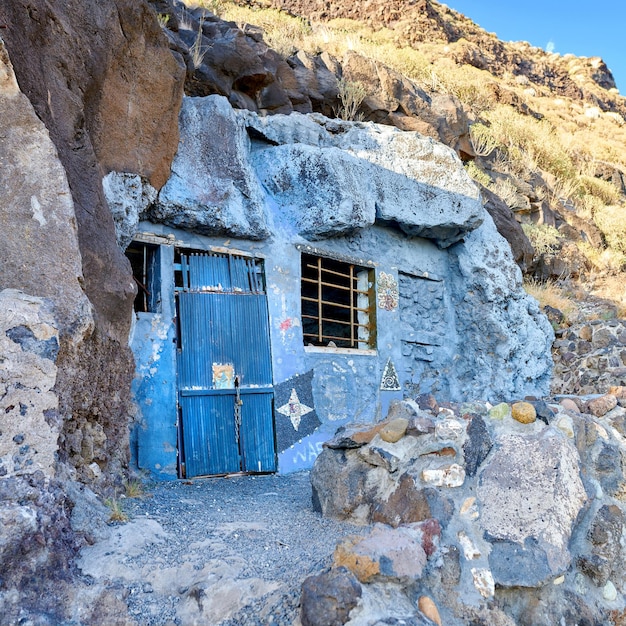 Casa rupestre abbandonata con una porta di legno blu vicino a Lol Llanos La Palma nelle Isole Canarie Ingresso rustico rotto e invecchiato di una casa vuota in un piccolo villaggio o città in un sito storico