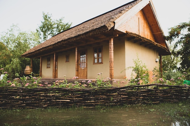 Casa rurale in argilla e tetto in argilla