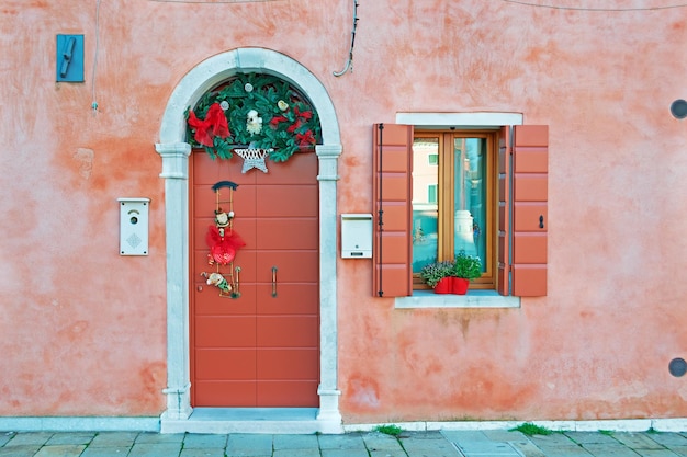 Casa rustica con decorazioni natalizie