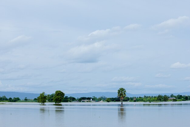 casa sul lago con cielo blu