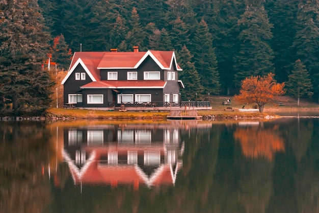 Casa sul lago in legno all'interno della foresta a Bolu