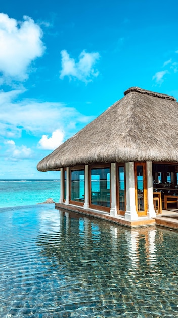 Casa sull'oceano della carta da parati al mare