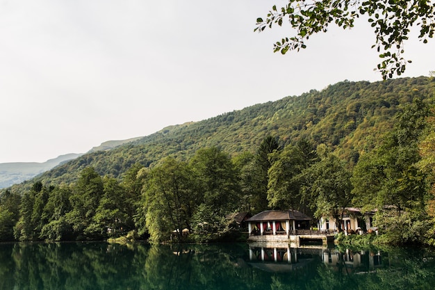 casa sulla riva del lago blu