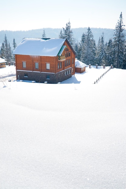 Casa sulle montagne innevate