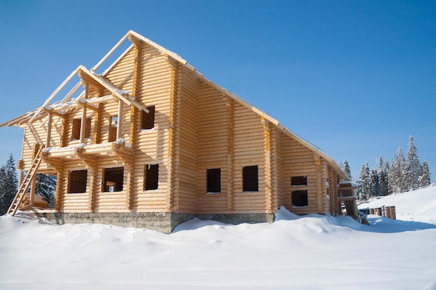 Casa sulle montagne innevate