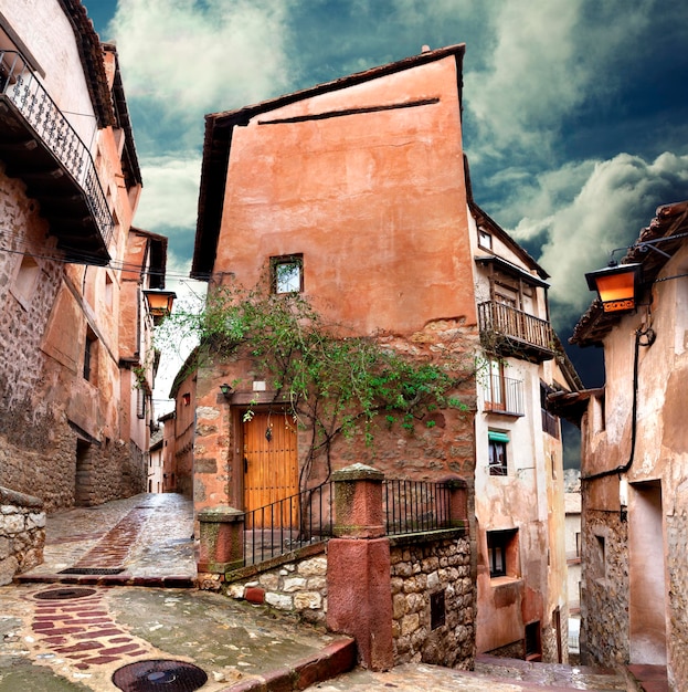 Casa surreale e cielo tempestoso