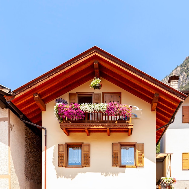 Casa tipica trentina con bel balcone