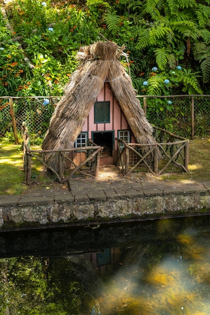 Casa tradizionale sullo stagno delle anatre all'inizio della Levada do Caldeirao Verde Queimadas Madeira