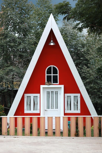 Casa triangolare o casa piramidale con il colore rosso dominante