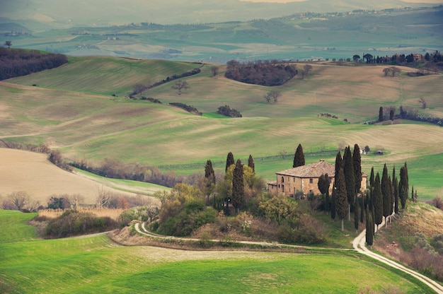 Casale toscano all'aperto e paesaggio collinare