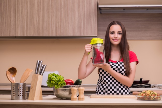 Casalinga della giovane donna che lavora nella cucina